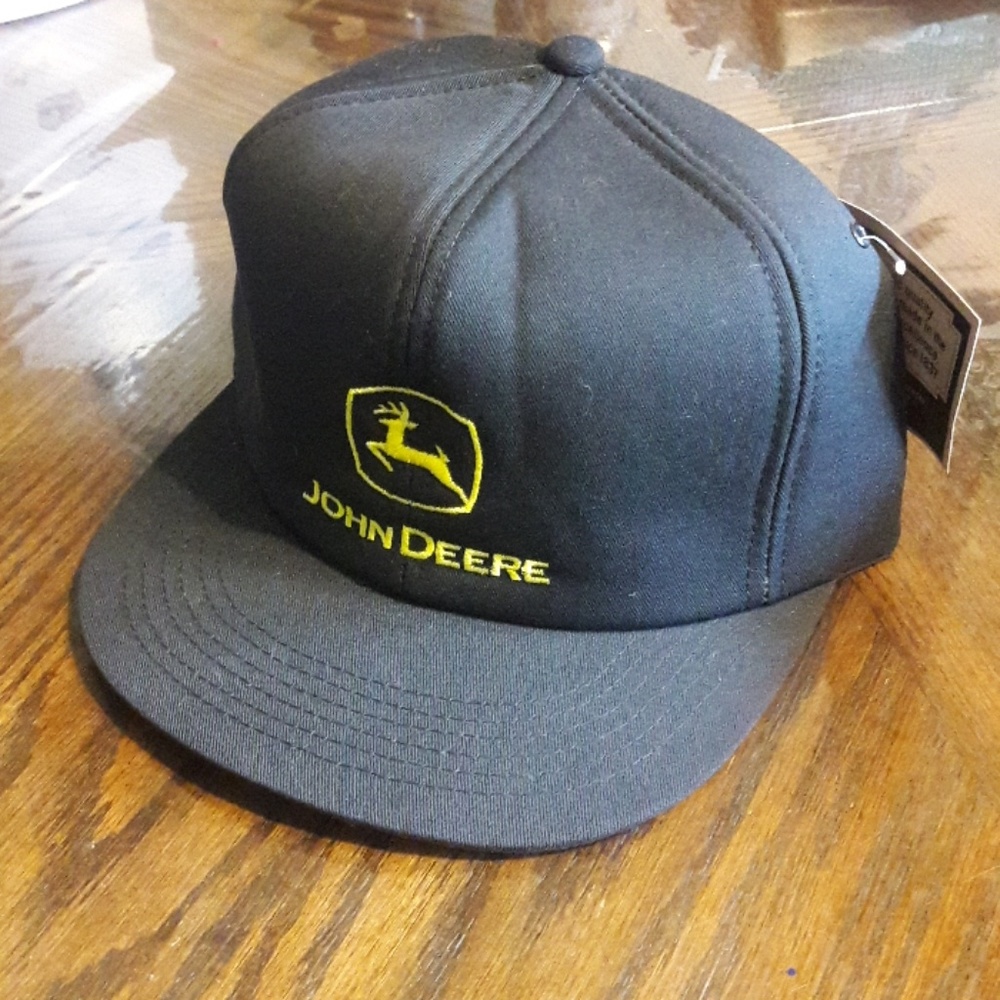Snapback John Deer hat.
